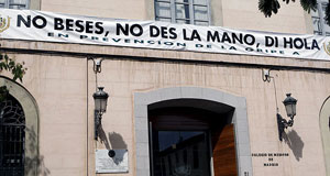 Sanidad respalda el lema "No beses, no des la mano, di hola"